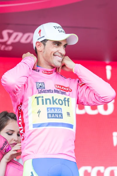 Alberto Contador portant le maillot rose — Photo