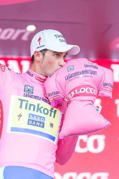 Alberto Contador visel rózsaszín trikó — Stock Fotó