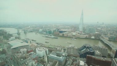 London Tower Bridge ve Thames Nehri ile