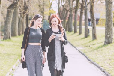 Oslo Park'ta yürüyüş nordic kızlar