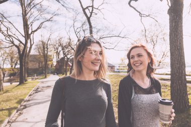 Oslo Park'ta yürüyüş nordic kızlar