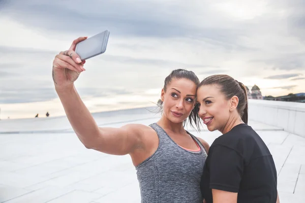 İki kadın egzersiz yaptıktan sonra bir selfie alarak — Stok fotoğraf