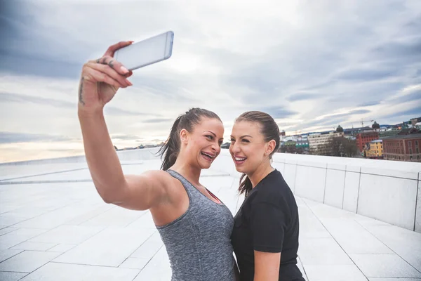 İki kadın egzersiz yaptıktan sonra bir selfie alarak — Stok fotoğraf