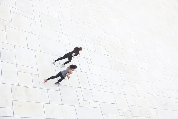 Deux femmes courent dans la ville — Photo