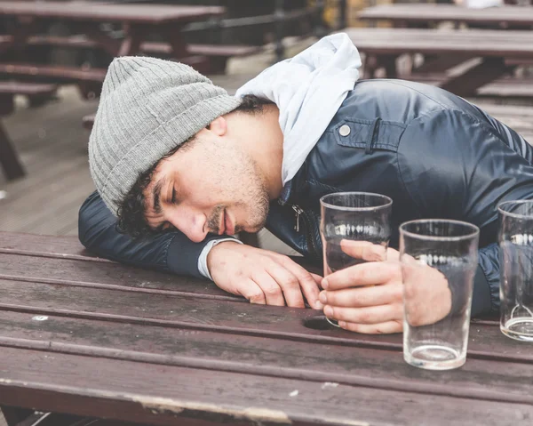 Berusad ung man sover på pub — Stockfoto