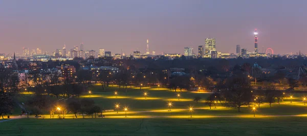 London from Primrose Hill park at dusk — Stock Photo, Image