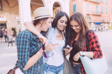 Üç genç kadın ile şehrin akıllı telefon