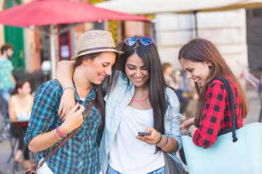 Üç genç kadın ile şehrin akıllı telefon