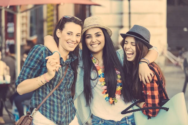 Drie gelukkige jonge vrouwen in de stad — Stockfoto