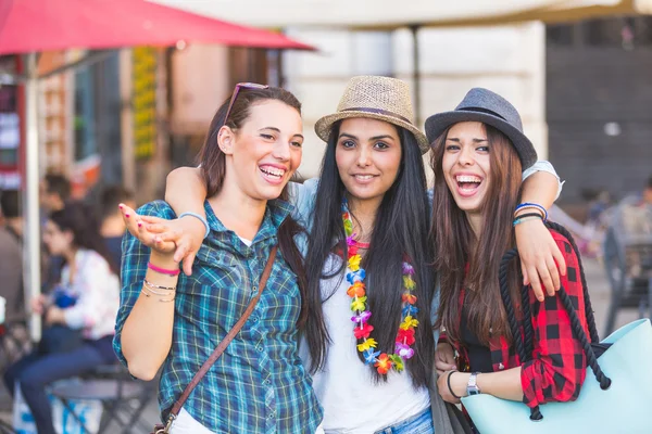 Drie gelukkige jonge vrouwen in de stad — Stockfoto