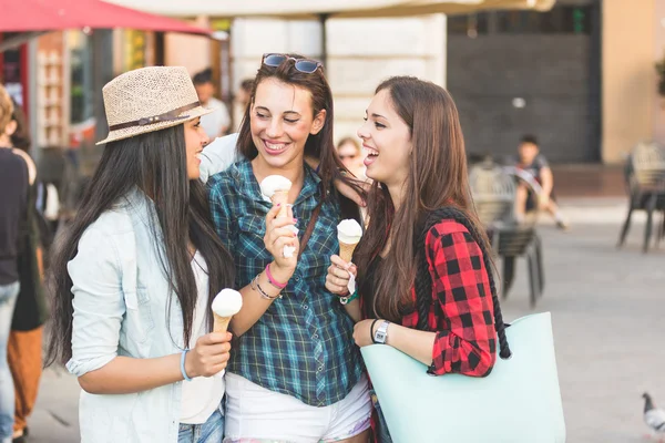 市内でアイスクリームを食べる 3 人の幸せな女性 — ストック写真