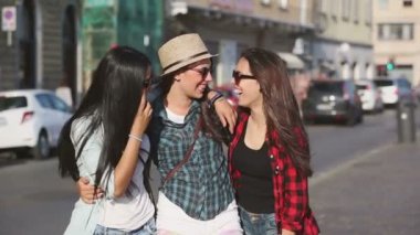 Şehirde yürüyüş üç mutlu kadın