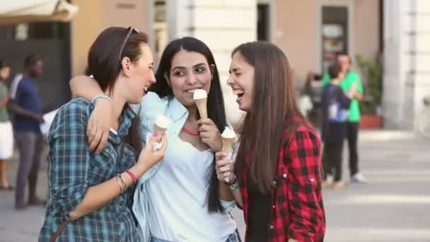 Tres mujeres felices comiendo helado — Vídeos de Stock