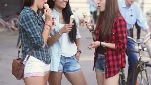 Три счастливые женщины едят мороженое — стоковое видео