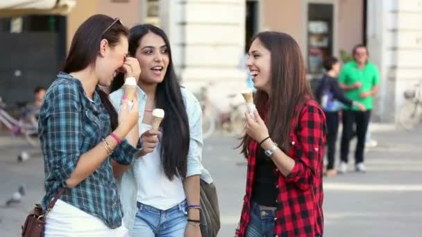 Três mulheres felizes comendo sorvete — Vídeo de Stock