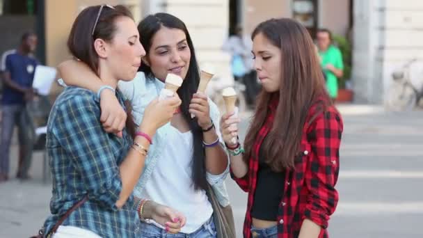 Tres mujeres felices comiendo helado — Vídeos de Stock