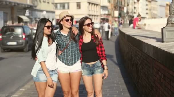 Três mulheres felizes andando na cidade — Vídeo de Stock