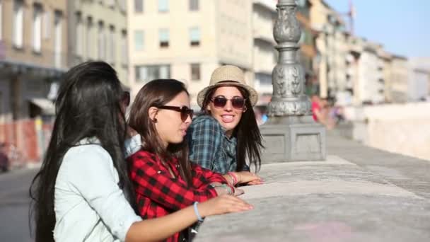 Tres mujeres felices caminando por la ciudad — Vídeos de Stock