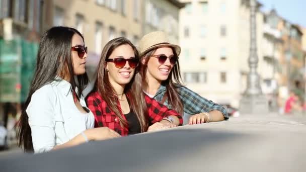 Mulheres felizes andando na cidade — Vídeo de Stock