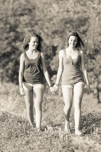 Девочки-подростки гуляют в парке — стоковое фото