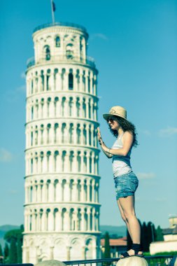 pisa Kulesi ile genç kız