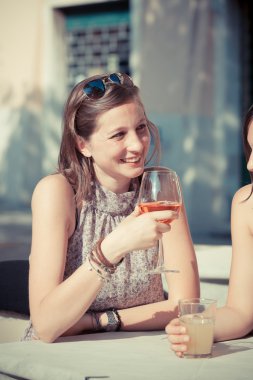 soğuk bir içecek olan kadın