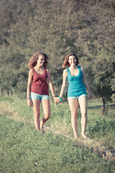 Meisjes lopen's park — Stockfoto