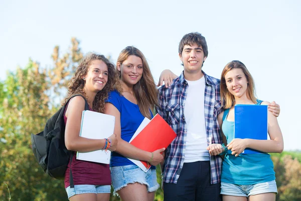 Grupp tonåriga elever på park — Stockfoto