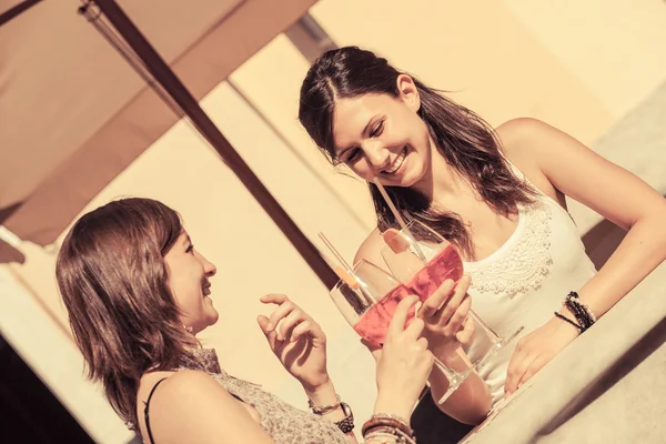 Mulheres torcendo com bebidas frias — Fotografia de Stock