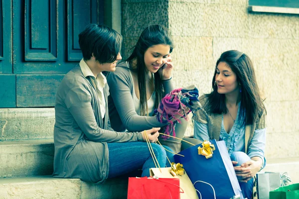Drie vrouwen na het winkelen — Stockfoto