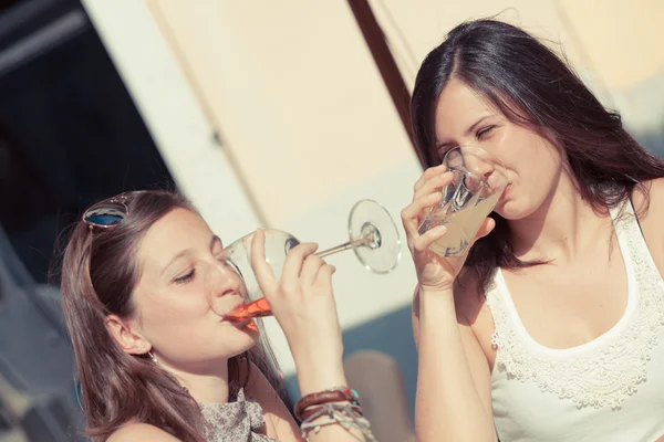 Mulheres com uma bebida fria — Fotografia de Stock