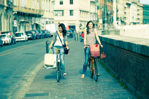 Frauen in der Stadt mit Fahrrädern und Taschen — Stockfoto