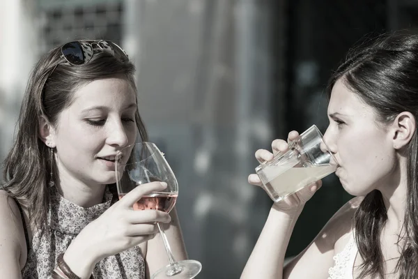 Mulheres com uma bebida fria — Fotografia de Stock