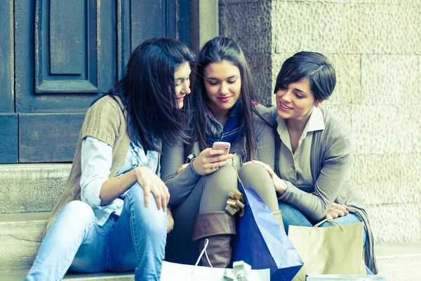 Mulheres enviando mensagem com telefone celular — Fotografia de Stock