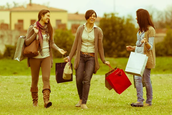 Mujeres jóvenes en el parque después de ir de compras —  Fotos de Stock