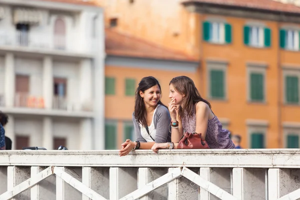 Deux femmes parlent dans la ville — Photo