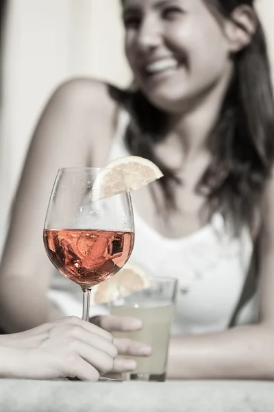 Vrouw met koud drankje — Stockfoto