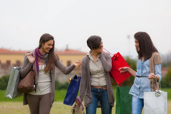 Mulheres no parque depois de fazer compras — Fotografia de Stock