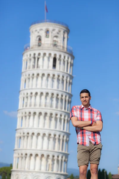 Niño posando con torre inclinada — Foto de Stock