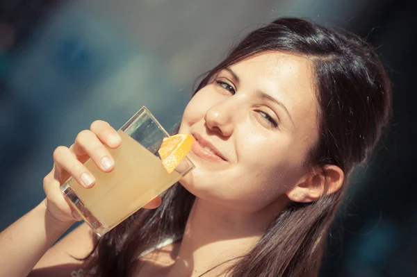 Soğuk bir içecek olan kadın — Stok fotoğraf