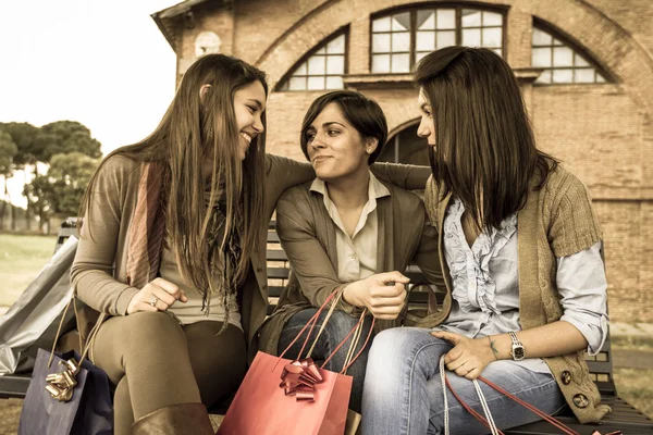 Glückliche Frauen nach dem Einkaufen — Stockfoto