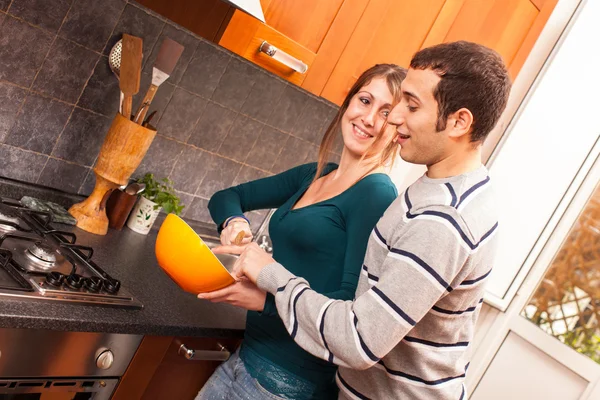 Homem e mulher na cozinha — Fotografia de Stock