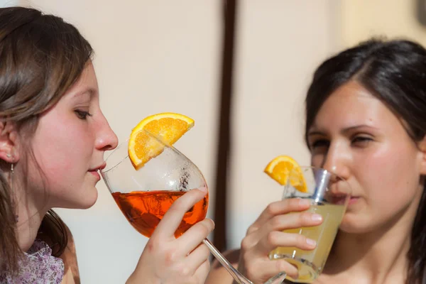 Mulheres com bebidas frias — Fotografia de Stock