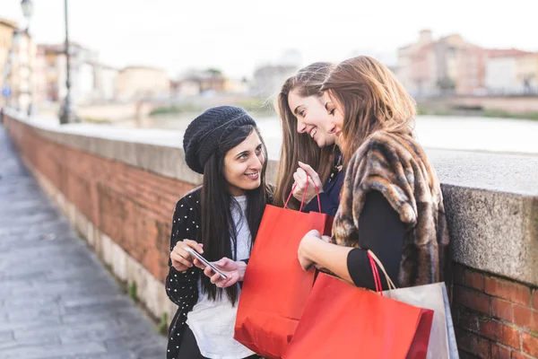 Sacos de compras de mulheres felizes — Fotografia de Stock