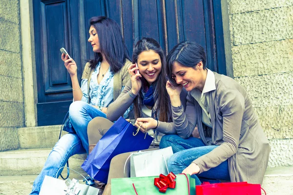 Mujeres hablando por teléfono móvil — Foto de Stock