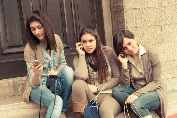 Vrouwen praten op mobiele telefoon — Stockfoto