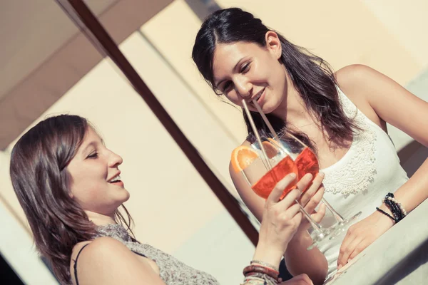 Unga kvinnor jublar med kalla drycker — Stockfoto