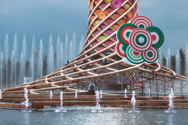 Milan, Olaszország - 2015. június 01.: A tree of life (Albero della vit — Stock Fotó