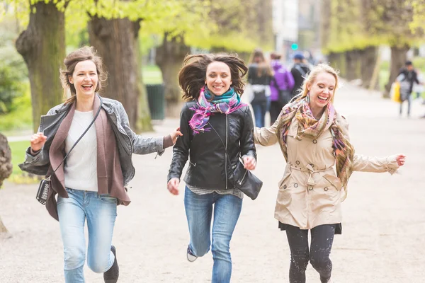 Groep vrouwen lopen bij park — Stockfoto