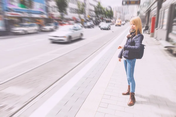 Chica rubia alemana en la parada de tranvía en Bonn — Foto de Stock